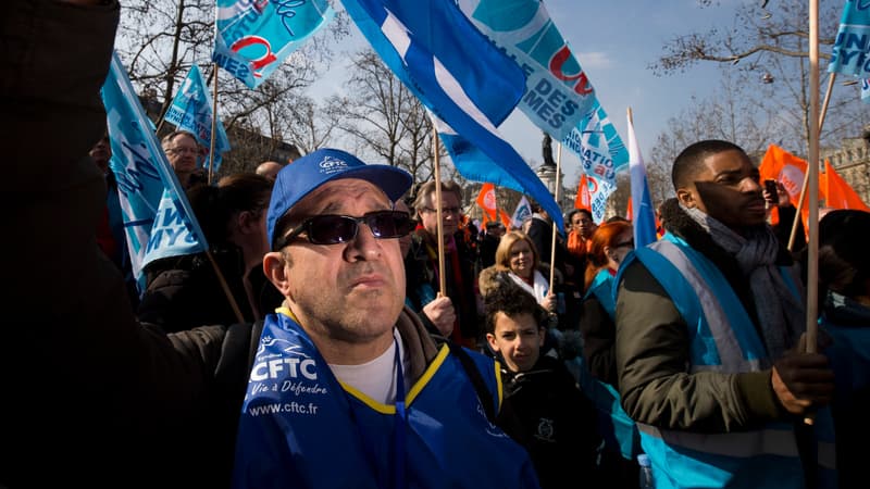 Des militants de la CFTC manifestent pour demander des aménagements de l'avant-projet de loi El Khomri, ce samedi, place de la République à Paris.