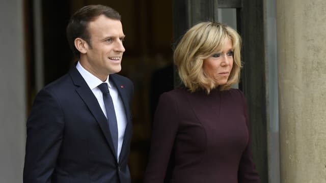 Emmanuel et Brigitte Macron sur le perron de l'Elysée le 18 novembre 2017.