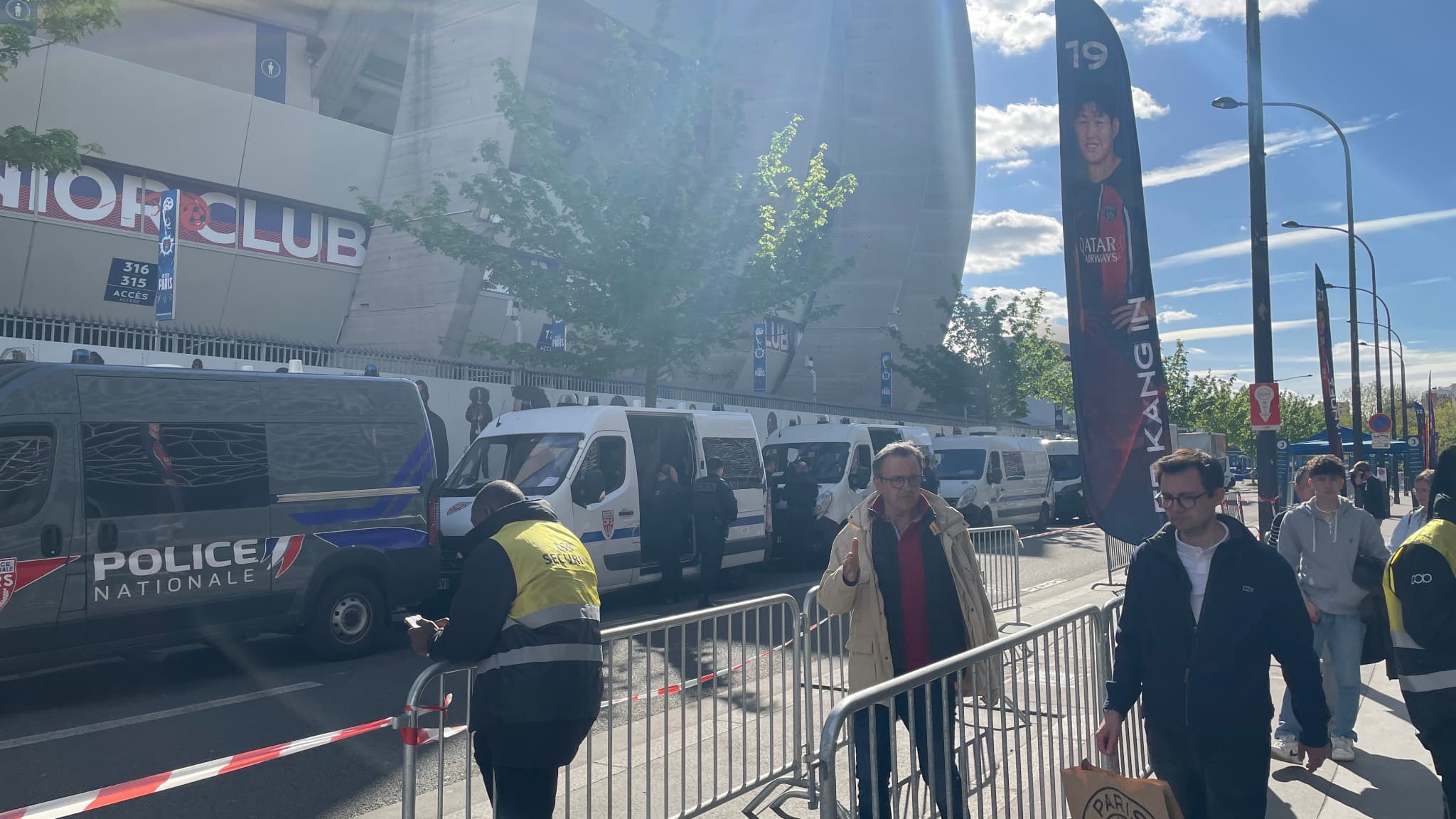 Les véhicules des forces de l'ordre devant le Parc des Princes, le mercredi 10 avril 2024.