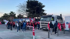 Une cinquantaine de manifestants filtrent l'entrée du chantier. 