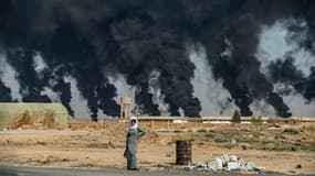 Pour limiter la visibilité des frappes aériennes turques, les forces kurdes allument des feux qui font des panaches de fumée noire, près de la ville de Ras al-Ain