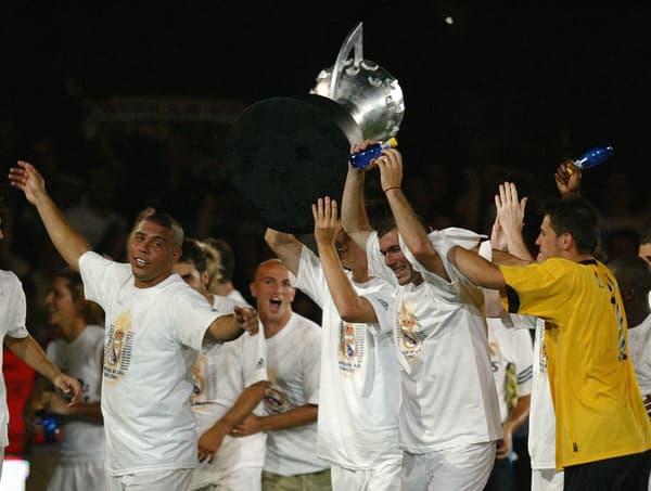 Zinédine Zidane au Real Madrid avec le trophée de champion d'Espagne, à Madrid le 22 juin 2003