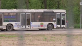 Le bus qui transportait les réfugiés de l'usine d'Azovstal, le 3 mai 2022 