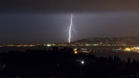 Un éclair lors d'un orage à Nice en mai 2017. Photo d'illustration.