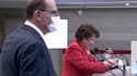 "Je me méfie des collègues": le clin d'oeil de Roselyne Bachelot en désinfectant les micros de la conférence de presse