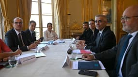 Table de négociations avec le Premier ministre Jean Castex (g) et les partenaires sociaux à Matignon, le 9 juillet 2020.