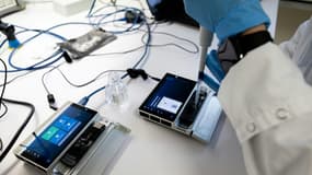 Une ingénieure travaille sur un échantillon à la cellule d'intervention biologique d'urgence de l'Institut Pasteur à Paris, le 23 avril 2024
