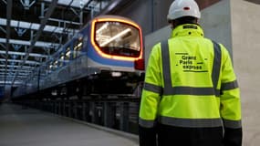 Un employé devant le premier train de la ligne 15 du Grand Paris Express, le 28 novembre 2023 à la gare de Champigny-sur-Marne, près de Paris