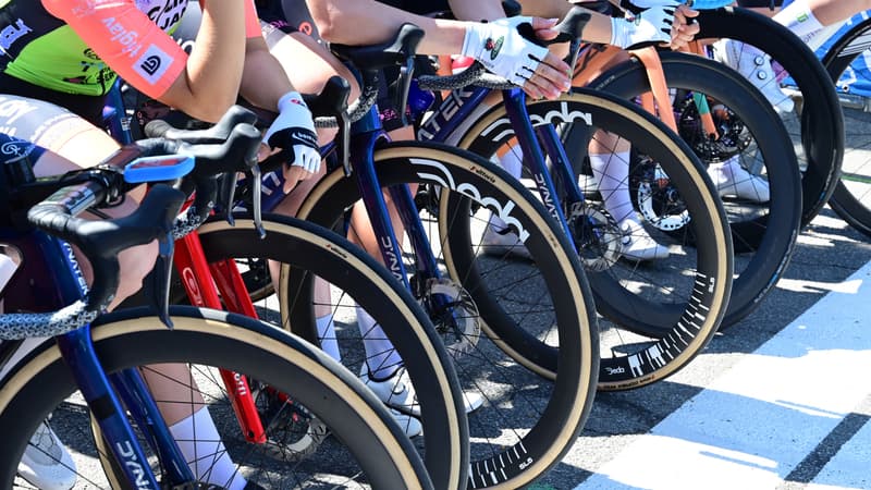 Des velo au depart d une course feminine illustration 2273155