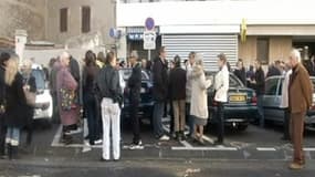 Les habitants se sont rassemblés devant le commerce de l'homme tué vendredi