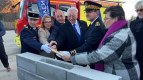Les plans de la nouvelle caserne des sapeurs-pompiers de Sisteron (Alpes-de-Haute-Provence) scellé dans la première pierre du bâtiment ce samedi 30 novembre 2024.