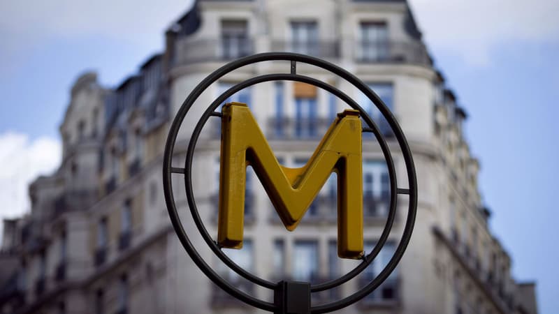 Un signe indiquant le métro dans Paris.
