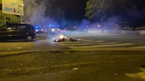 Un feu de détritus au milieu de la route dans le quartier de l'Ariane à Nice lors de violences urbaines le 29 juin 2023.
