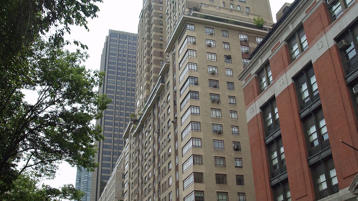 La tour The Century à Manhattan (New York), où Jeff Bezos possède plusieurs appartements. La tour The Century à Manhattan (New York), où Jeff Bezos possède plusieurs appartements.