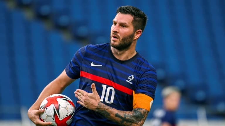 L'attaquant des Bleus André-Pierre Gignac après avoir égalisé face à l'Afrique du Sud, le 25 juillet 2021 à Saitama