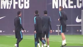 Barça - Neymar donne une leçon de jongles à Dani Alves 