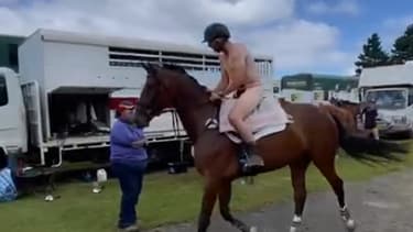 Le cavalier australien Shane Rose avec son maillot de bain en mode "Borat"