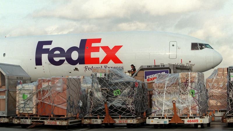 Un avion FedEx en cours de chargement à l'aéroport de Roissy