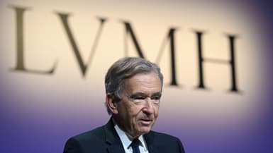 Le patron du numéro un mondial du luxe Bernard Arnault commentant les résultats du groupe LVMH, le 26 janvier 2023 à Paris 