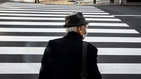 Un homme âgé porte un masque de protection contre le coronavirus dans une rue de Tokyo, le 4 janvier 2021