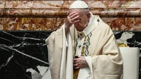 Le pape François fait le signe de croix lors de la messe de Pâques à la basilique Saint-Pierre le 4 avril 2021