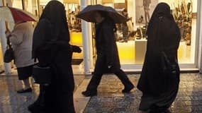 Dans les rues de Marseille. Le Conseil d'Etat estime qu'une interdiction totale du port de la burqa en France présenterait de "sérieux risques" constitutionnels et ne "pourrait trouver aucun fondement juridique incontestable". /Photo d'archives/REUTERS/Je
