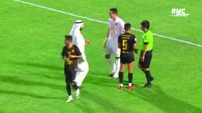 Football : Un cheikh au Koweït descend sur la pelouse et... interrompt le match 
