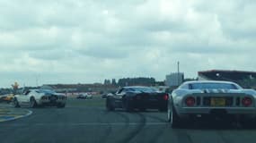 Une centaine de Ford, de la GT40 à la GT et nouvelle GT en passant par la Mustang, ont défilé le 18 juin sur le circuit du Mans, avant le départ des 24 Heures.
