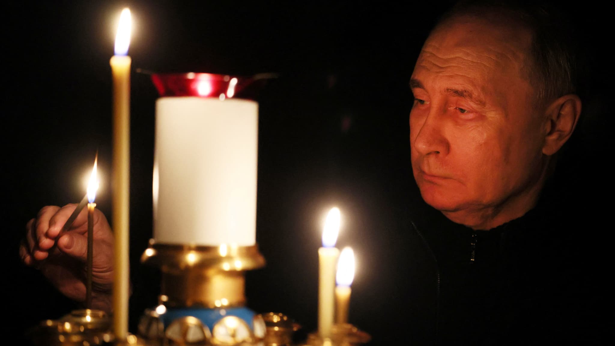 Le président russe allume un cierge en hommage aux victimes de l'attentat à Moscou, qui a fait plus de 130 morts, le 22 mars 2024.