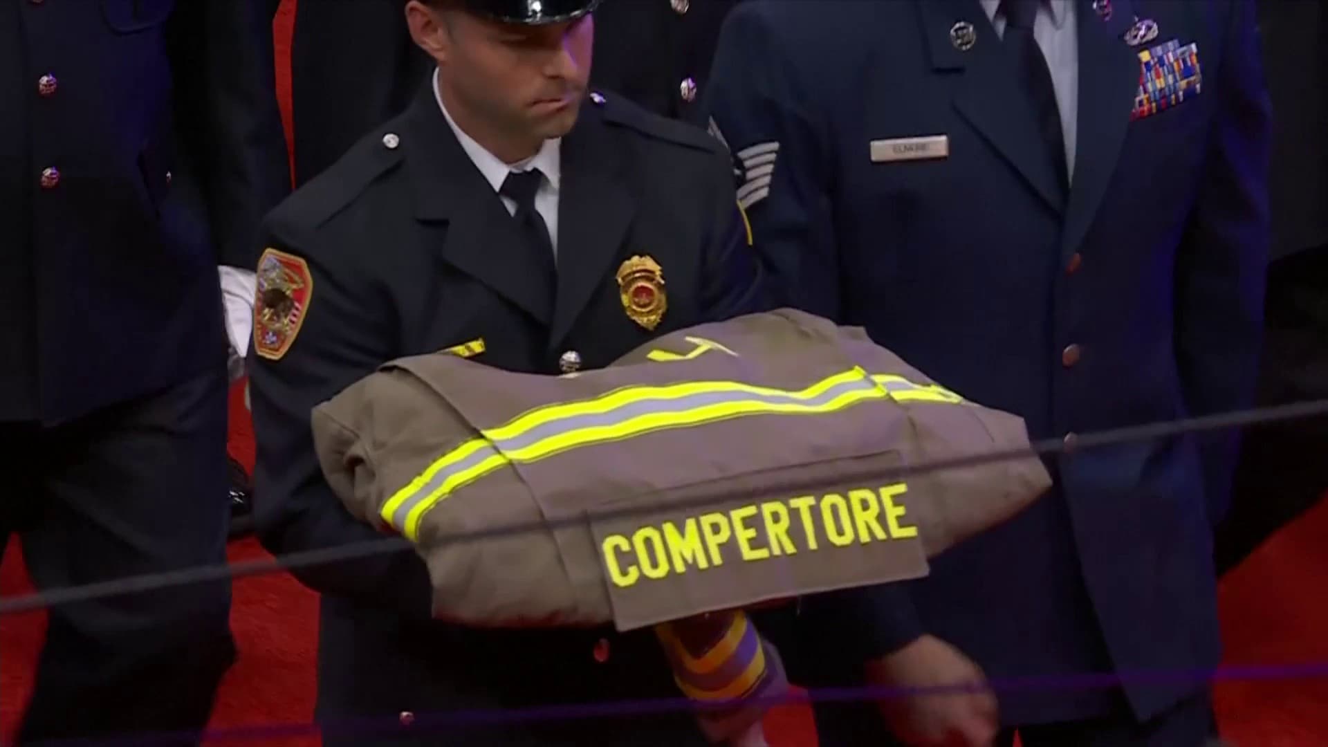 Le blouson de Corey Compertore, le pompier tué dans la tentative d'assassinat contre Donald Trump, porté ici le 20 janvier 2025.