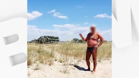 Un touriste russe en Crimée pose devant un système de défense aérien en août 2022, révélant sa position à l'Ukraine.