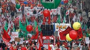 Plusieurs dizaines de milliers de personnes ont défilé mercredi dans les rues de Bruxelles à l'occasion d'une journée de mobilisation à travers l'Europe contre les mesures d'austérité qui, de l'avis des syndicats, vont freiner la reprise économique et pes