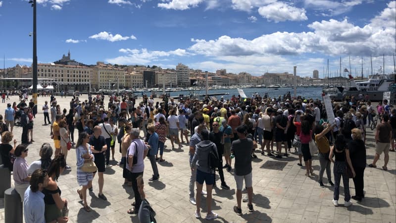 Une centaine de personnes se sont réunis sur le Vieux-port de Marseille le mercredi 14 juillet pour protester contre la mise en place du pass sanitaire.