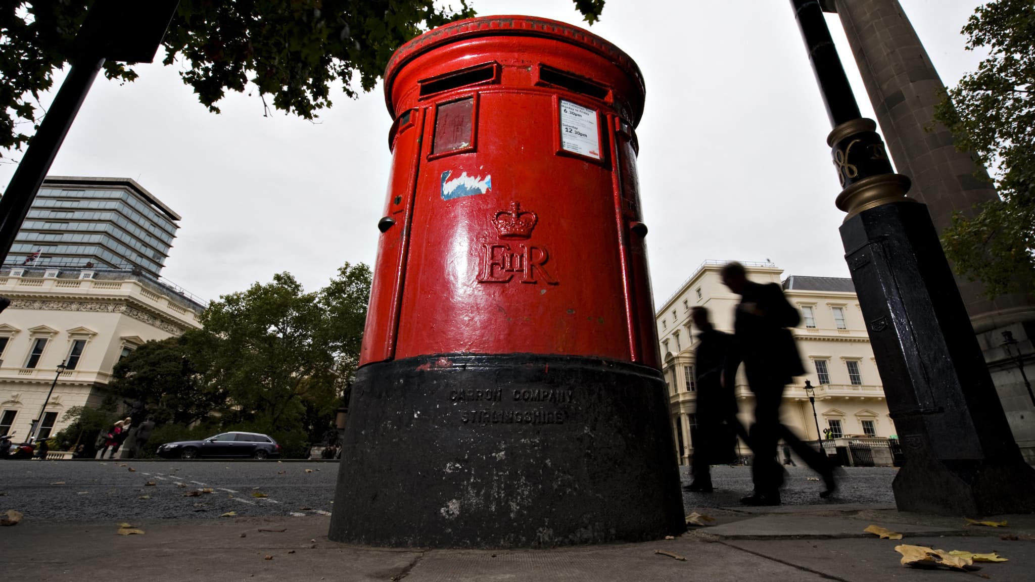 Une boîte aux lettres aux initiales de la reine Elizabeth II à Londres, le 21 octobre 2009 Une boîte aux lettres aux initiales de la reine Elizabeth II à Londres, le 21 octobre 2009