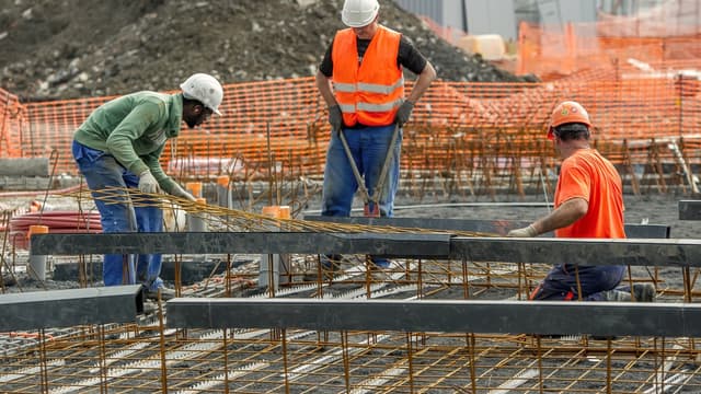 La construction, qui a détruit près de 200.000 postes depuis 2008, a connu sa première année positive en neuf ans.