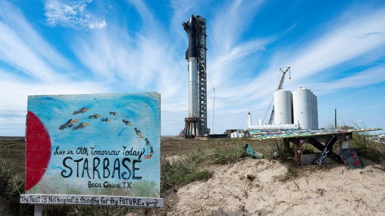 La fusée Starship de SpaceX, et son propulseur Super Heavy, à la base spatiale Starbase, le 10 février 2022 près de Boca Chica, dans le sud du Texas,