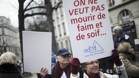 Manifestation à Paris à l'appel de l'Association pour le droit de mourir dans la dignité.