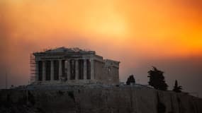 Cette photographie montre le temple du Parthénon au sommet de la colline de l'Acropole dans un nuage de fumée provenant d'un incendie de forêt, à Athènes, le 12 août 2024.