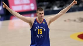 Le N.15 des Nuggets Nikolas Jokic fête une victoire contre Portland en play-offs de NBA, le 1er juin 2021 à Denver dans le Colorado