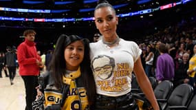 Kim Kardashian et sa fille North West le 12 mai 2023 à un match des Lakers à Los Angeles. 

