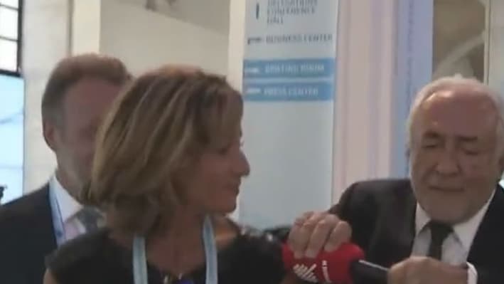 DSK refuse de répondre au journaliste de "Quotidien" et se débarrasse de son micro. DSK refuse de répondre au journaliste de "Quotidien" et se débarrasse de son micro.