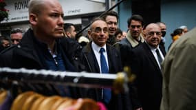 Le candidat d'extrême droite à la présidentielle Eric Zemmour visite un marché, le 6 mars 2022 à Toulon.