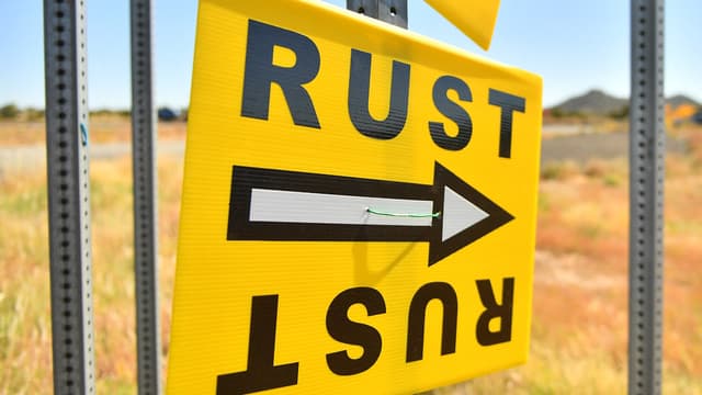 Un panneau indique la direction du tournage du film "Rust"