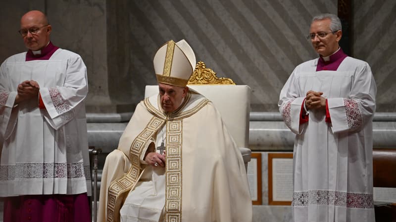 Mort de Benoît XVI: le pape François rend hommage à la 
