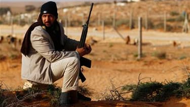 Combattant insurgé à un point de contrôle sur la route reliant Bin Djaouad à Nofilia, deux villes distantes d'une trentaine de kilomètres. Les insurgés libyens ont dû se replier vers Bin Djaouad après avoir essuyé des tirs de la part des forces fidèles à
