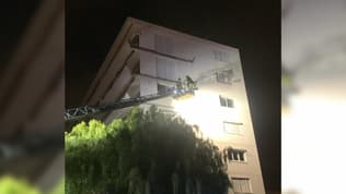 Des sapeurs-pompiers en intervention après l'effondrement de sept balcons d'un immeuble à Antibes (Alpes-Maritimes) le dimanche 14 avril 2024.