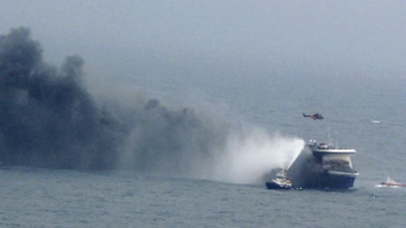 Photo tirée d'une vidéo filmée par l'armée italienne montrant en vue aérienne le Norman Atlantic en feu le 28 décembre 2014.