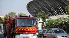 Les pompiers quittent le Stade Vélodrome de Marseille, le 16 juillet, pour évacuer des techniciens après l'effondrement d'une scène montée pour un concert de Madonna. Une entreprise et son gérant ont été mis en examen dans le cadre de l'enquête sur cet in