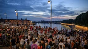 Des gens rassemblés pour la Fête de la musique, le 21 juin 2025 à Toulouse