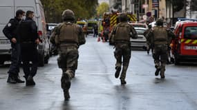 Des militaires se déploient à Paris, le 25 septembre 2020, lors d'une attaque au hachoir à proximité des anciens locaux de "Charlie Hebdo".